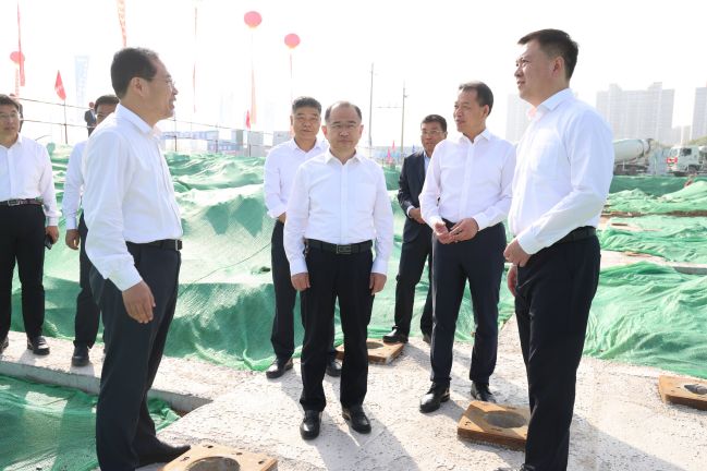 1697424507563038851.jpg 與會領(lǐng)導(dǎo)實地參觀(1).jpg